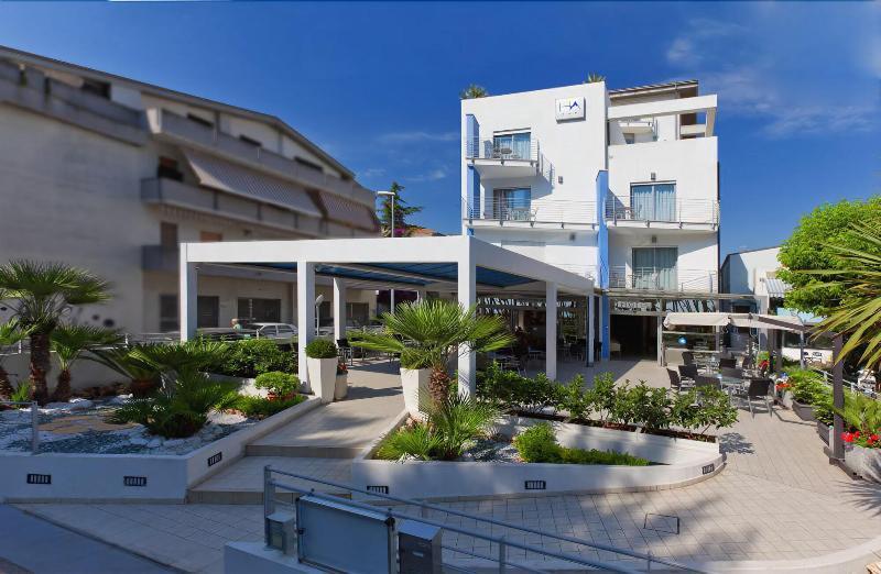 Hotel Antares Alba Adriatica Luaran gambar